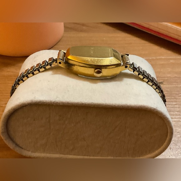 Timex: Woman’s vintage (70S) gold filled electric wrist watch with thin band. - Picture 2 of 6